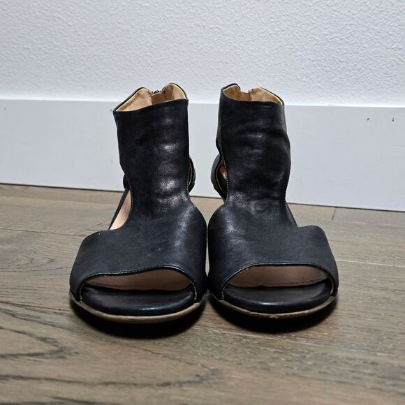 Gidigio Italy Italian Leather Peep Toe Shootie Sandal in Black - Picture 3 of 9